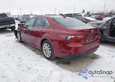 2021 Toyota Camry Le z USA, uszkodzony, nr VIN 4T1C11AK2MU565036